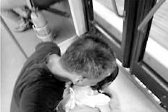 6岁女孩公交车上小便 欲下车祖父母阻拦