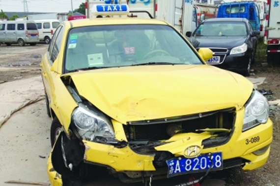 男子酒驾有蹊跷 开报废警用摩托撞出租车