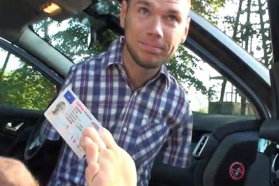 用脚开车竟成真 无臂男子靠双脚取得驾照