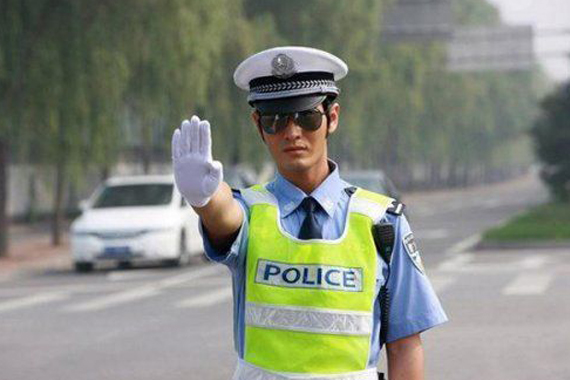 货车司机不满处罚 辱骂交警后躺马路中间