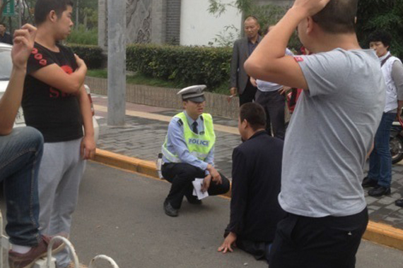 陕西残疾人摩的司机竟向交警下跪