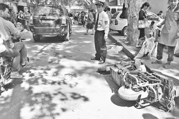 新手司机将油门当刹车撞倒6人致1人死亡