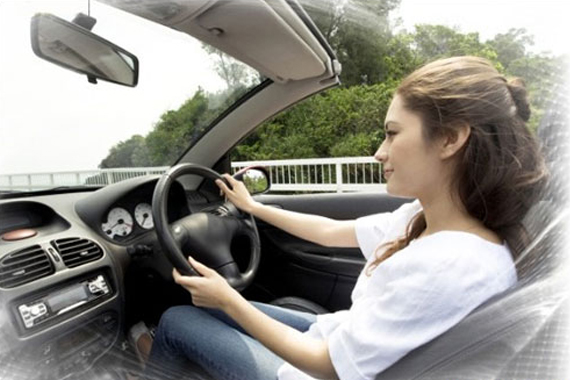 奇葩男喝醉酒砸车窗 欲非礼女司机
