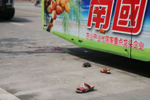 海口公交车街头倒车 2岁女童被碾死亡