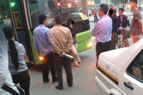 老人乘公交无人让座拦车2小时：都别走