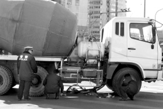 老人骑单车 被罐车卷至车下右手遭碾轧