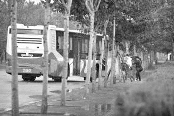 男子开公车拉私活 乘客受伤致残索赔13万