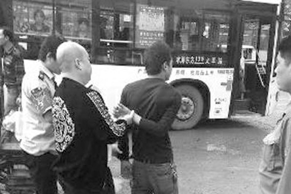 与公交车抢道刮碎后视镜 司机持砖砸公交