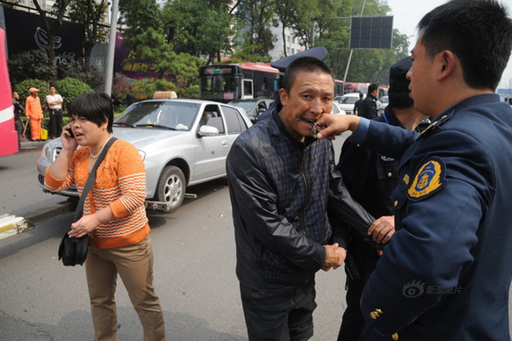 太原街头“黑车”被查 司机拒扣车吞钥匙