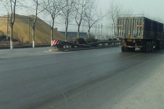 母子高架桥下躲雨被货车撞飞致一死一伤