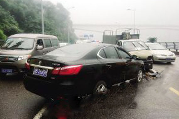 男子驾车时弯腰捡墨镜连撞4车致5人受伤