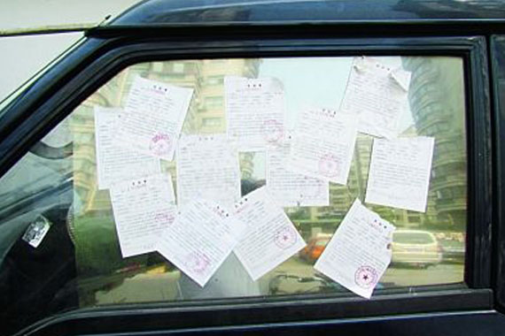 城管贴面包车12违停单：我们只管贴单子