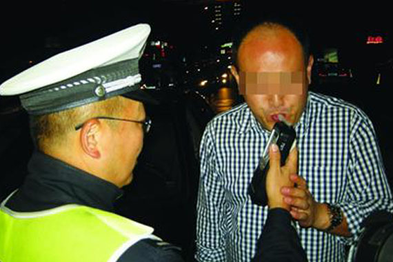 交警夜查酒驾 醉驾司机连呼“酒量不好”