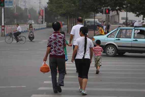 石家庄现行人闯红灯抓拍 或将曝光违章者