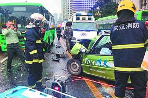 出租车冲撞对面公交车 表姐妹阴阳永隔