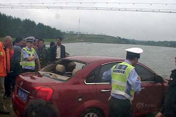 夫妻暴雨中开车不慎冲入水库身亡