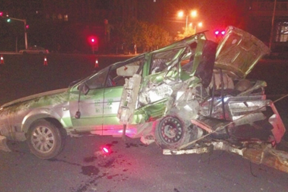 郑州一出租车半截被撞没 2男1女受重伤