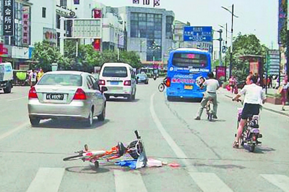 男子撞人逃跑将女儿遗落 回现场寻找被抓