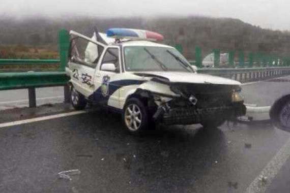 多名司机在高速围观事故致10余辆车连撞