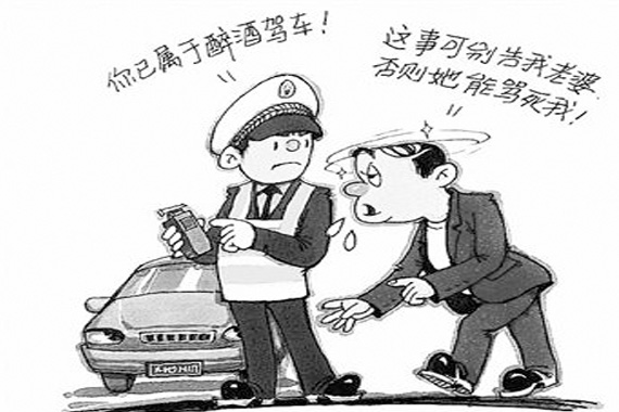 司机酒驾故意别车百米 敲车窗发现是交警