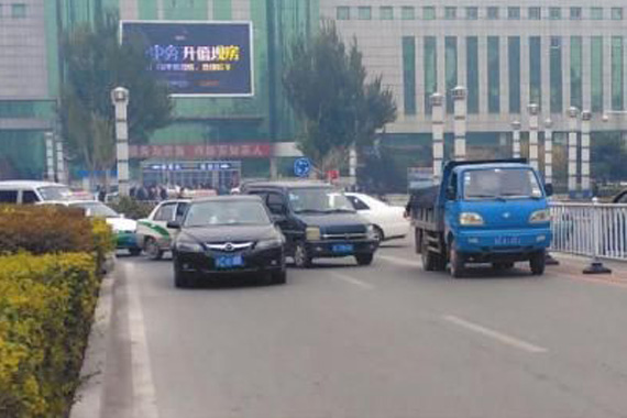 女司机违法掉头不服处罚 车停路口2小时