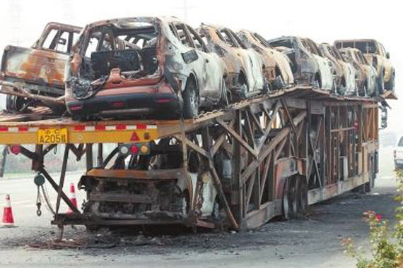 货车高速路上起火致车上18辆新车被烧毁