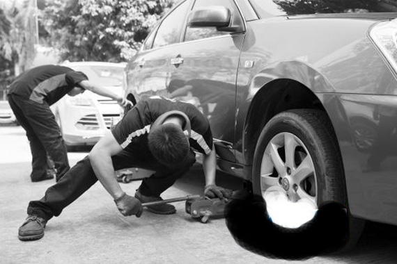 保安被解雇为泄私愤扎破18辆汽车车胎