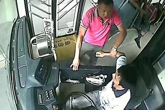 男子酒后抓扯司机致公交撞树 获刑3年