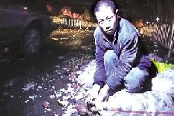 路虎车主撞拖拉机后逃逸 3000斤红薯受损