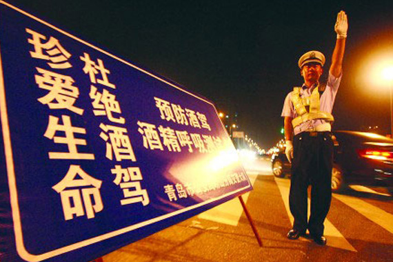 安徽一民警酒驾警车 撞上摩托车致人受伤