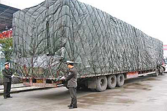 司机超载被查 行贿不成拖行交警1公里