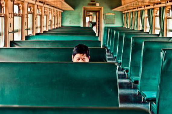 女子在火车上争抢座位将大妈4根肋骨打断