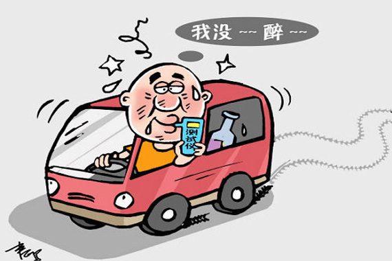 男子酒驾翻车怕被查 丢下伤者逃离现场