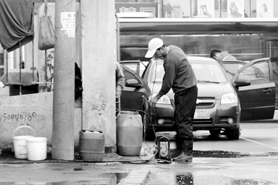 黑洗车点经营者驾车疯狂撞击多名执法者