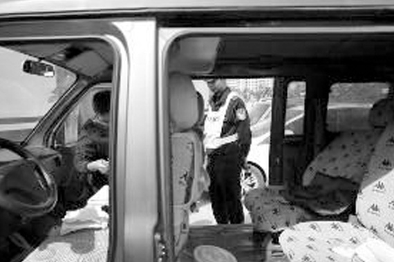 公务员开车出车祸 闻听报警烧身份证逃逸