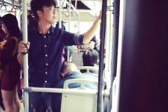 大学生乘公交为睡着老人当人肉靠垫