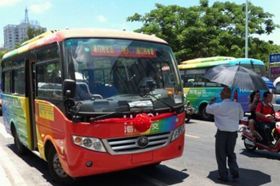 襄阳公交车未挂车牌上路 被警方依法查扣