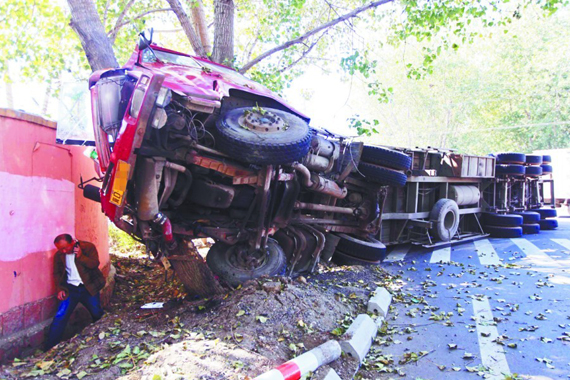 大货过路口为躲公交侧翻 车上装20吨木材