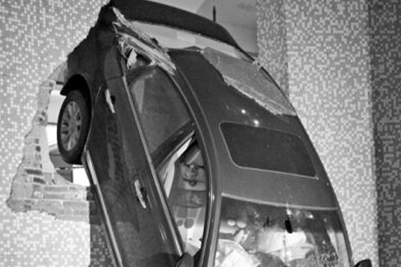 司机停车场疑错踩油门 驾车撞墙2楼飞出