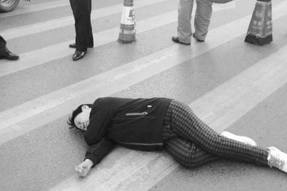 老太莫名倒在斑马线 醒来一句话：是醉了