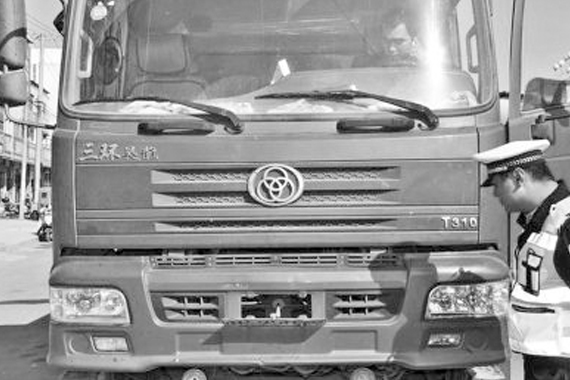 货车司机为避监控设一键开关升降车牌