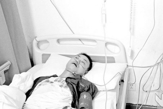 轿车人行道上撞5人逃逸 3岁女童当场死亡