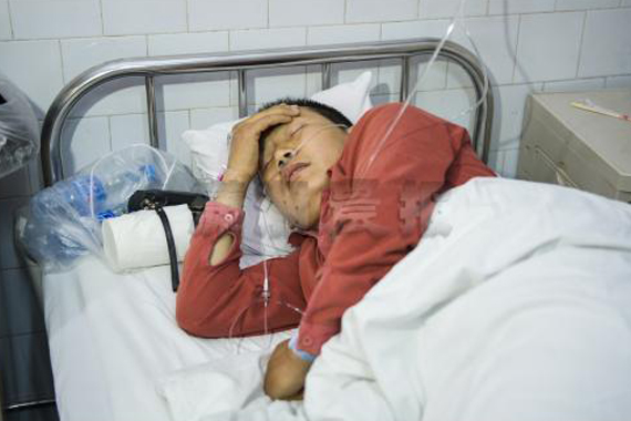 长沙4保安围殴公交司机 因被疑少投1元钱