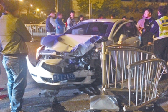 真是醉了 肇事司机撞飞护栏后撞瘪轿车