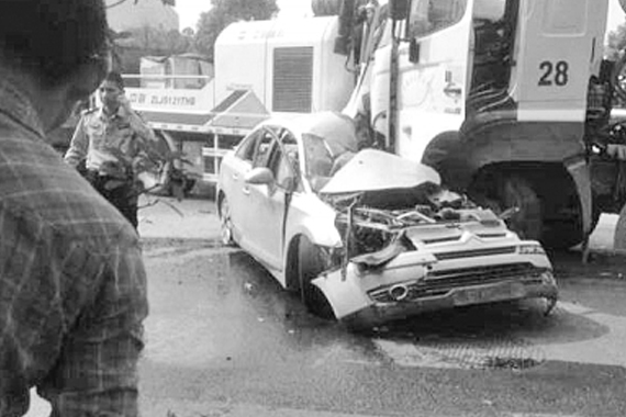 水泥搅拌车失控 三车相撞使的士司机身亡