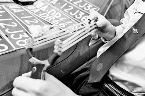 团伙高速路上玩碰瓷先后讹诈数十万元