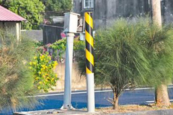 老板不满总被罚开挖掘机怒撞测速照相机