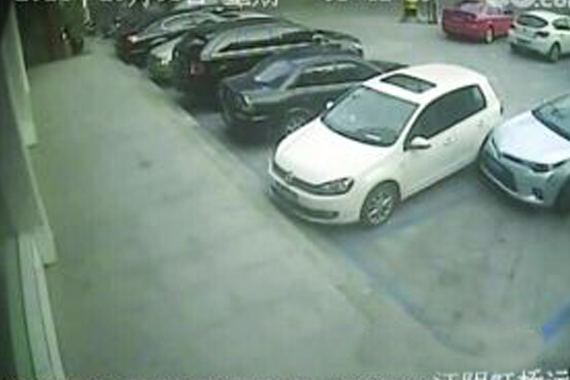 “倒车哥”10分钟剐蹭邻车15次倒出车位