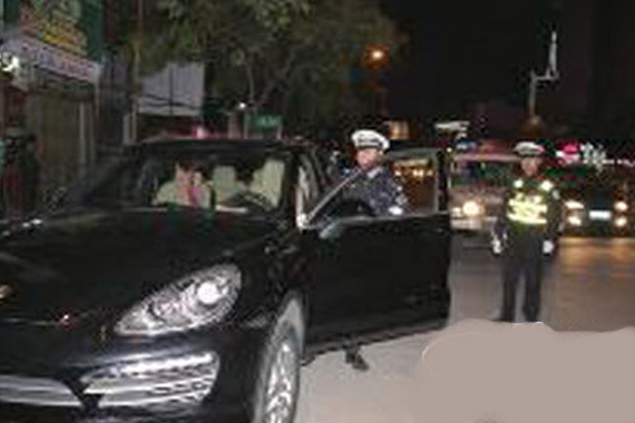 女子驾无牌保时捷闯关后弃车逃跑