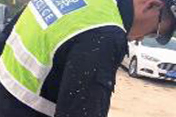 辅警因被车溅一身泥要求司机交100元补偿